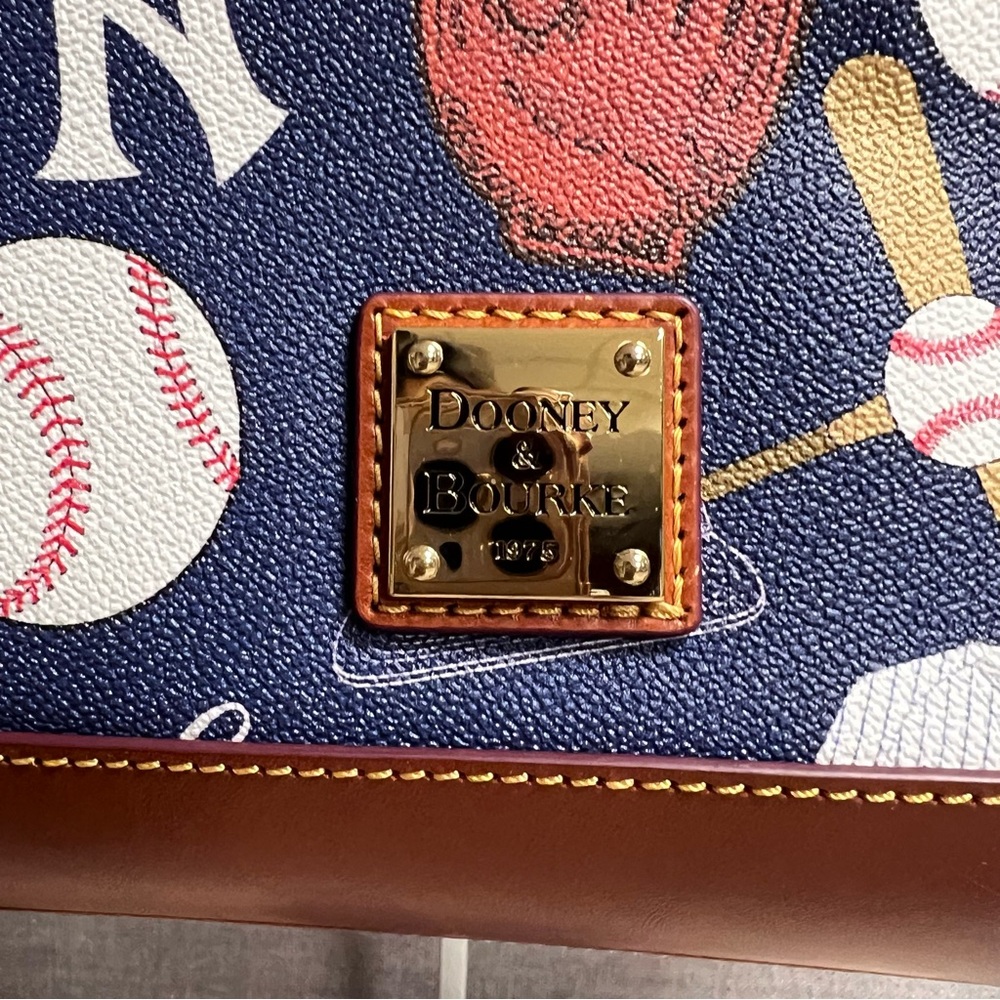 Dooney & Bourke MLB New York Yankees Picnic Tote NWT - Picture 3 of 15